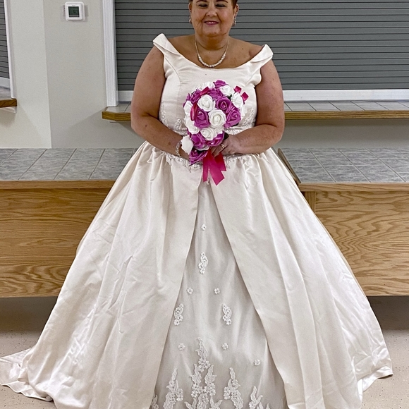 Wedding dress - Picture 1 of 3